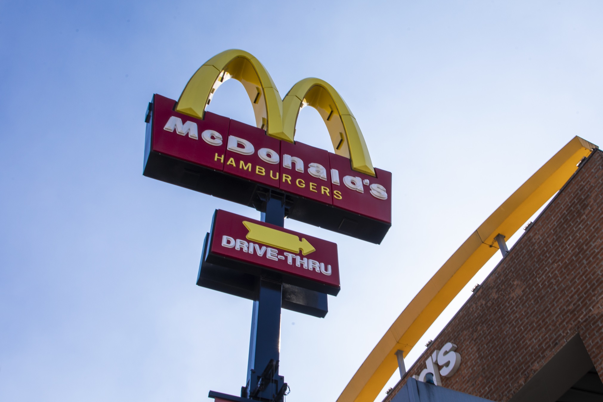 McDonald’s abre 420 vagas afirmativas para pessoas com deficiência ou neurodivergentes em todo o Brasil