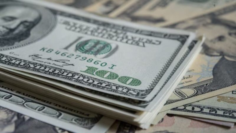 Dólar fecha o dia cotado a R$ 4,99